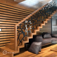 Czarna ażurowa balustada na drewnianych schodach